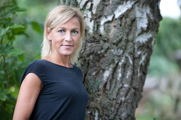 Porträtt Söt Blond Skandinavisk Kvinna Skjuten Utomhus — Stockfoto