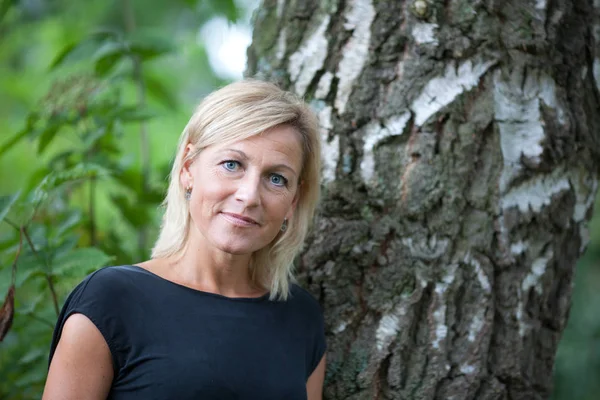 Retrato Una Linda Mujer Rubia Escandinava Disparada Aire Libre — Foto de Stock