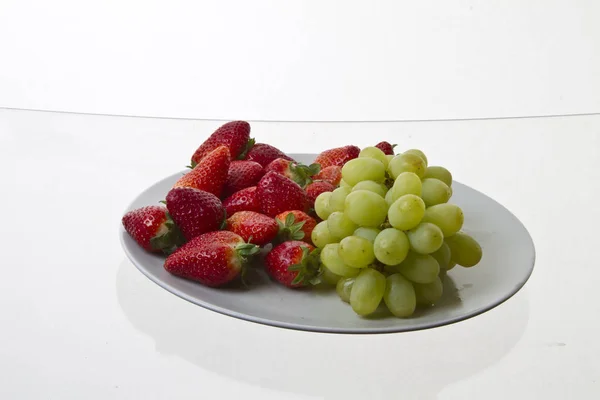 Frutta Piatto Sfondo Bianco — Foto Stock