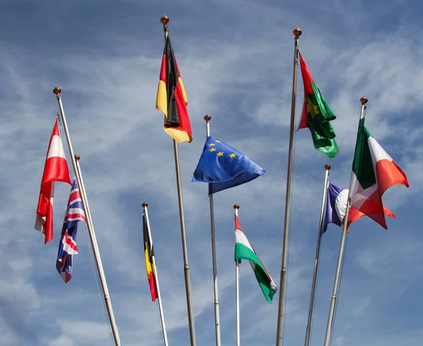 青空に対する風の中の多くのヨーロッパの旗 — ストック写真