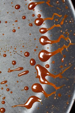 Erimiş karamel sosunun ayrıntıları bir tavada dinleniyor.