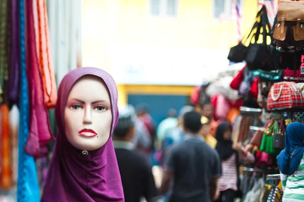 クアラルンプールの市場で多くの人々とマネキンにヒジャブ 傾きとシフトレンズで撮影 — ストック写真
