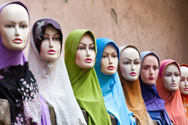 히잡은 쿠알라룸푸르에 시장에서 사람들이 마네킹을 있습니다 기울기와 렌즈로 — 스톡 사진