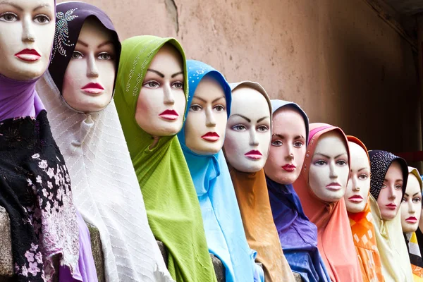 히잡은 쿠알라룸푸르에 시장에서 사람들이 마네킹을 있습니다 기울기와 렌즈로 — 스톡 사진