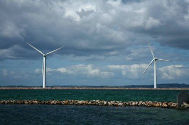 Danimarka 'da yaz aylarında rüzgar değirmenleri