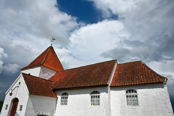在夏天的时候 教堂会被标记为 — 图库照片