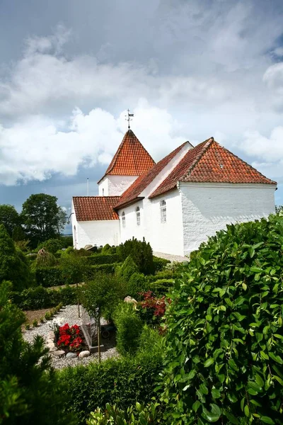 Церковь Denmark Djursland Летом — стоковое фото