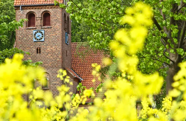 Foto Van Een Traditionele Kerk Denemarken Scandinavië Het Voorjaar — Stockfoto