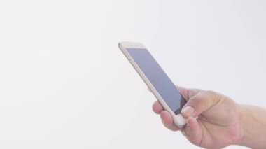 Genç yetişkin adam 4 k görüntüleri Smartphone el - holding