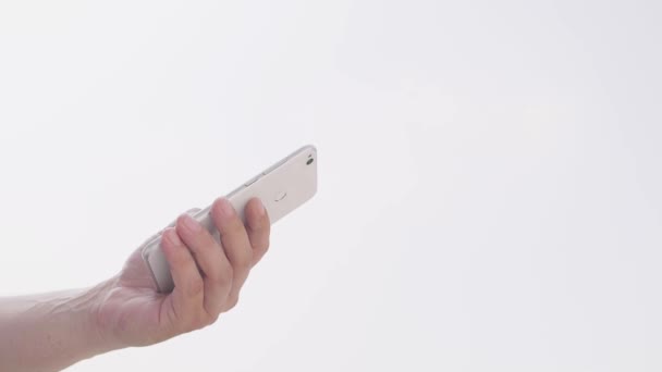 Homem Adulto Jovem Segurando Smartphone Mão Imagens — Vídeo de Stock