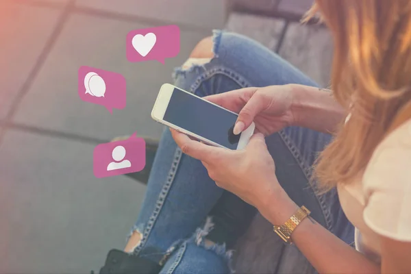 Genç Yetişkin kız etkileyen sosyal medya Smartphone kullanarak