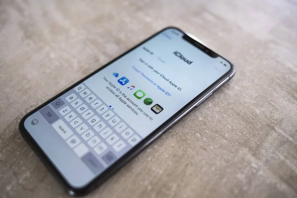 Apple Iphone Space Grey Close Screen Mit Icloud Einstellungen — Stockfoto
