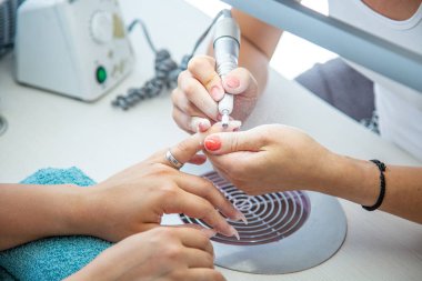 Manikür Manikürlü Elektrikli Çivi Matkabı ile Güzellik Uzmanı 'nın Kapanışı