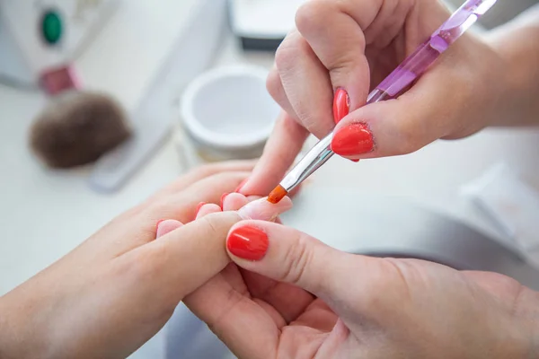 Closeup of Manicurist Applies Nail Gel Polish on Finger. Girl cl — Stock Photo, Image