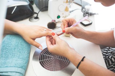 Manikürcünün yakın çekimi, Tırnak Jeli Cilalaması 'nı parmağına uyguladı. Kız!