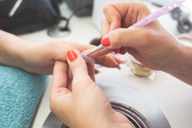 Manikürcünün yakın çekimi, Tırnak Jeli Cilalaması 'nı parmağına uyguladı. Kız!