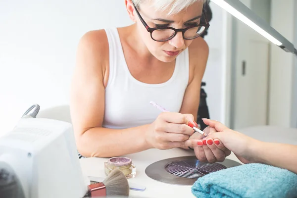 Processo Jovem Mulher Adulta de Fazer Manicure no Salão de Beleza. — Fotografia de Stock