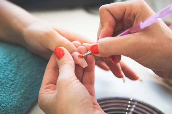Closeup of Manicurist Applies Nail Gel Polish on Finger. Girl cl — Stock Photo, Image