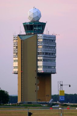 Budapeşte, Macaristan - 2 Eylül: Budapeşte Liszt Ferenc Uluslararası Havaalanı (Bud), Macaristan Hizlindir.net kule. İyi akşamlar, gün batımında.