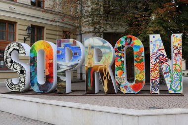 Sopron, Macaristan - 5 Eylül: Sopron, Macaristan için sqare büyük sanatsal boyalı harfleri 