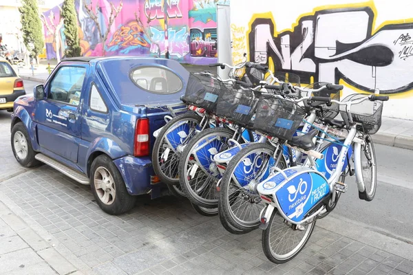 利马索尔 塞浦路斯 2019年2月7日 汽车搭载 Nextbike 自行车 Nextbike 是一个出租自行车系统 — 图库照片