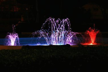 Geceleri renkli aydınlatılmış Çeşme