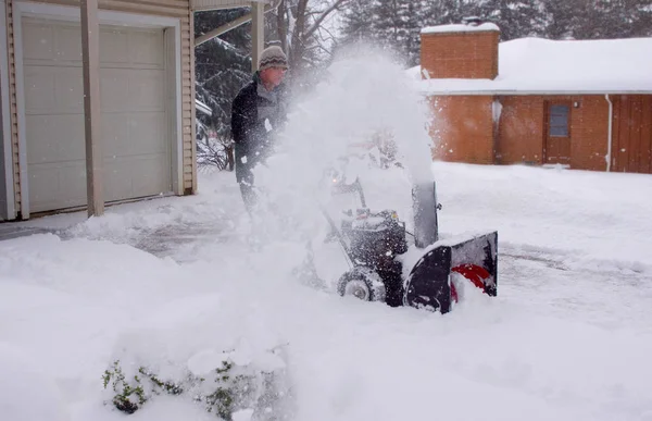 Uomo Che Usa Uno Spazzaneve Durante Una Bufera Neve — Foto Stock