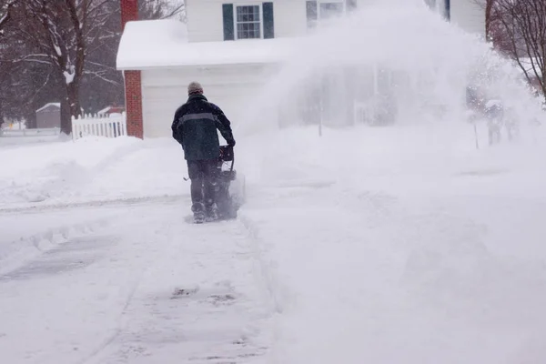 Ein Mann Benutzt Eine Schneefräse Auf Seiner Zufahrt Während Eines — Stockfoto