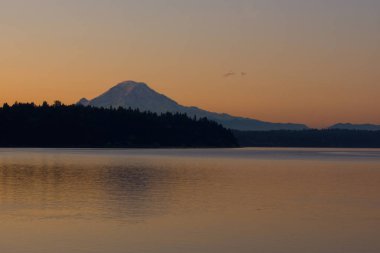 Puget Sound üzerinde gün doğumunda Rainier Dağı
