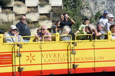 Mont Louis, Fransa - 4 Eylül 2018: açık havada vagon Pirenelerde küçük sarı tren yolcuları