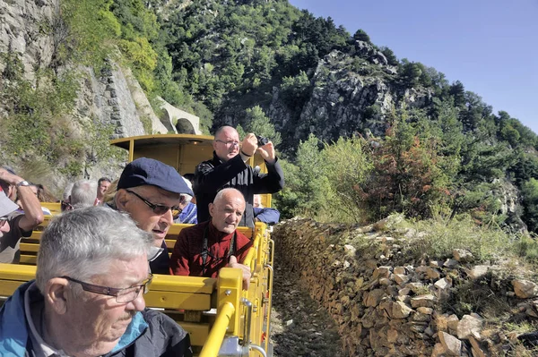Mont Louis Γαλλία Σεπτεμβρίου 2018 Ταξιδιώτες Από Μικρό Κίτρινο Τρένο — Φωτογραφία Αρχείου