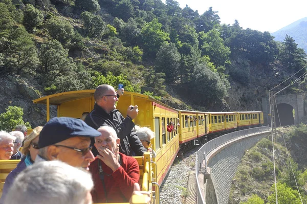 Mont Louis Γαλλία Σεπτεμβρίου 2018 Ταξιδιώτες Από Μικρό Κίτρινο Τρένο — Φωτογραφία Αρχείου