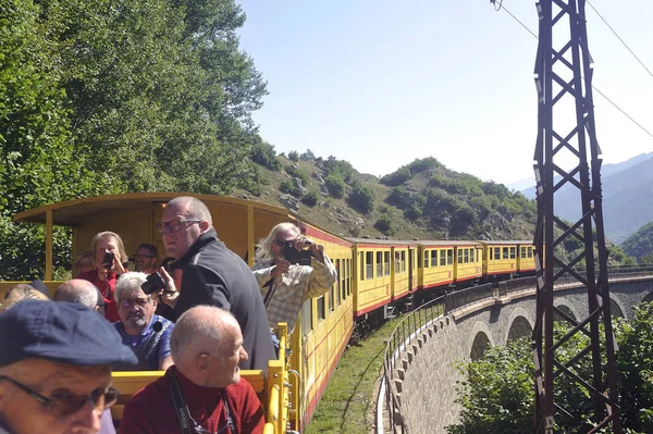 Mont Louis Γαλλία Σεπτεμβρίου 2018 Ταξιδιώτες Από Μικρό Κίτρινο Τρένο — Φωτογραφία Αρχείου