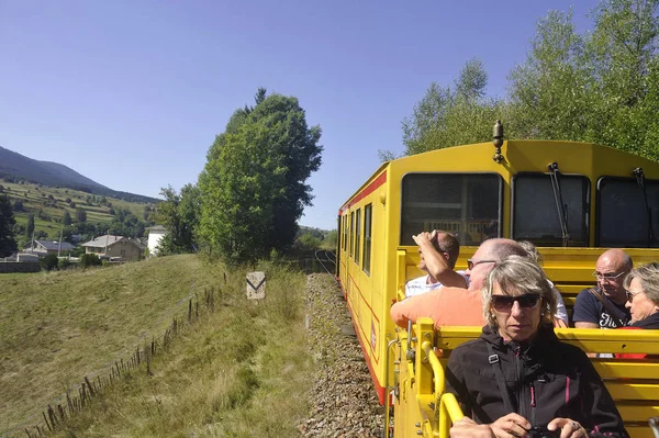 Mont Louis Francia Septiembre 2018 Pequeño Tren Amarillo Los Pirineos —  Fotos de Stock