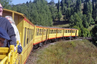 Font Romeu, Fransa - 4 Eylül 2018: bir güzel dağ manzarası geçiş Pyrenees küçük sarı Tren