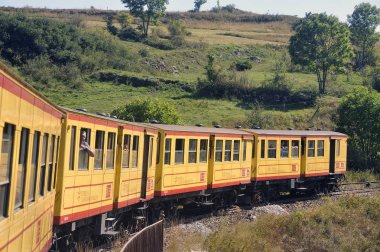 Font Romeu, Fransa - 4 Eylül 2018: bir güzel dağ manzarası geçiş Pyrenees küçük sarı Tren