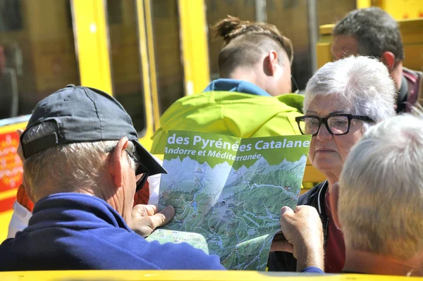 Bolquere Eyne 2018年9月4日 比利牛斯山脉黄色火车的旅行者看火车的地图将采取 — 图库照片