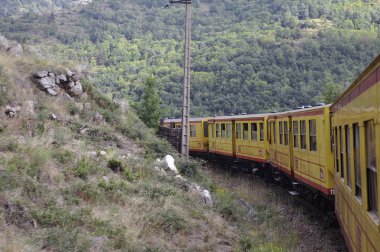 Latour de küçük sarı tren Pyrenees güzel dağ manzarası geçiş Carol, Fransa - 4 Eylül 2018