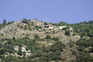 Yükseklik Pyrenees haçlar küçük sarı trenden görülen dağ küçük bir köyde görünümünü