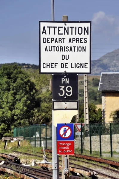 Spoorlijn Teken Regel Van Kleine Gele Trein Die Pyreneeën Doorkruist — Stockfoto