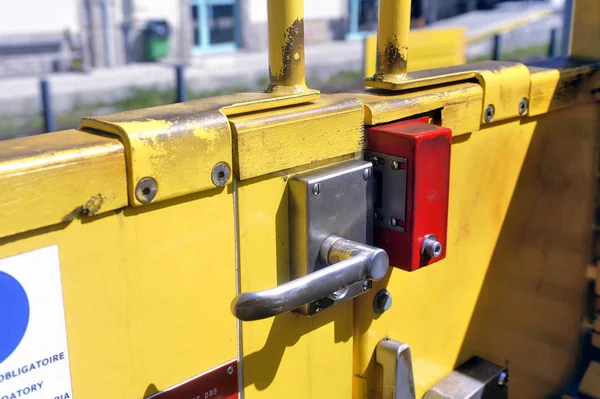 Sistema Abertura Porta Pequeno Comboio Amarelo Close — Fotografia de Stock