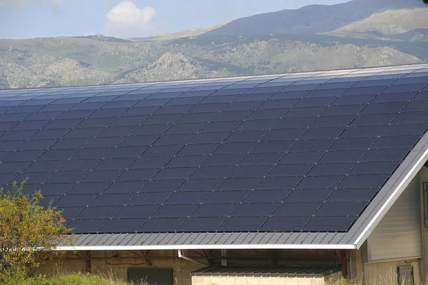 Telhado Solar Uma Grande Superfície Curva Edifício Municipal Uma Pequena — Fotografia de Stock