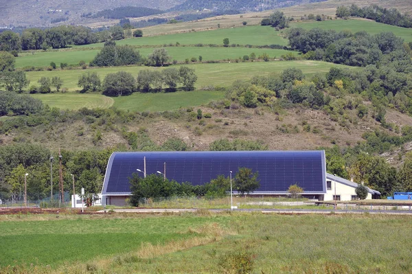 Solar Dach Dużej Zakrzywionej Powierzchni Budynku Miejskiego Niewielkiego Miasteczka Pirenejach — Zdjęcie stockowe