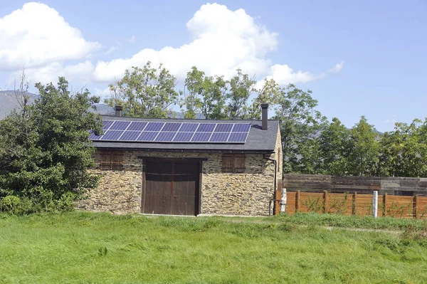 ピレネー山脈の村に非常に小さな納屋に太陽電池屋根 — ストック写真