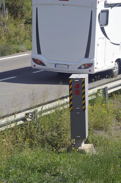 Radar Automático Controle Velocidade Uma Estrada Francesa Com Motorhome Passando — Fotografia de Stock