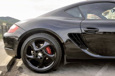 ALES, Fransa - 9 Eylül 2018: arka ayrıntı Gard bölümü Ales kentinde bir park yerinde üzerinde siyah bir Porsche spor araba