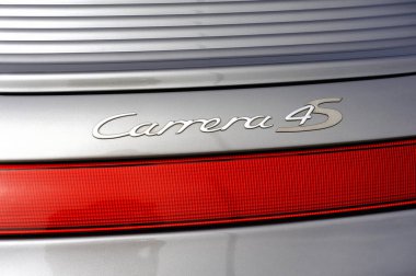 ALES, Fransa - 9 Eylül 2018: arka ayrıntılı bir spor araba gri Carrera 4s logosuna porsche bir park yeri Ales şehir Gard bölümü üzerinde