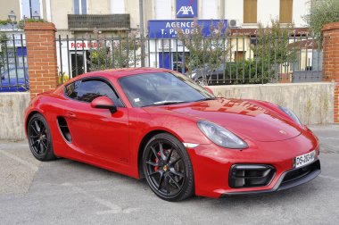 ALES, Fransa - 9 Eylül 2018: Porsche Cayman Gts spor araba Gard bölümünde Ales şehrinde bir araba parkı