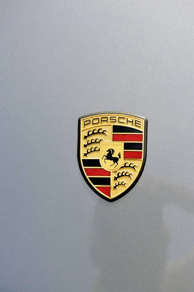 ALES, Fransa - 9 Eylül 2018: Gard bölümü Ales şehirde park üzerinde gri porsche marka bir spor araba logosuna kapatın