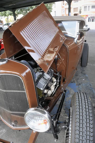 2018年9月9日 Hotrod 福特1936与 引擎在停车场的啤酒在 Gard 部的城市 — 图库照片